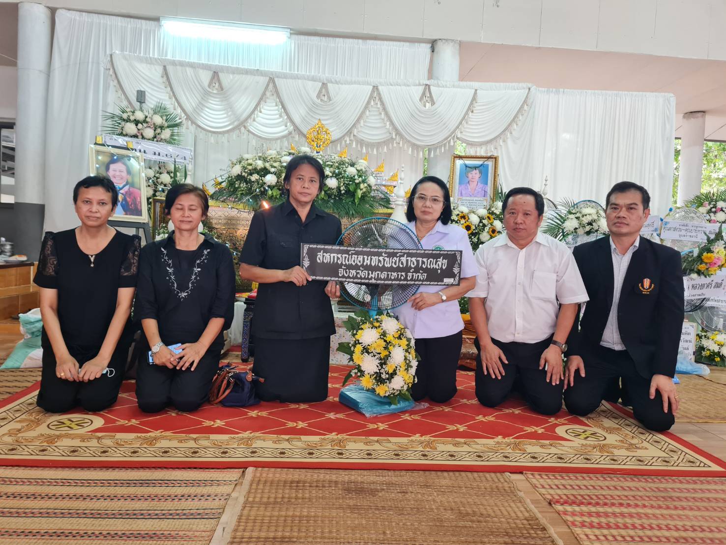 สวดอภิธรรม มอบพวงหรีด และ เงินสวัสดิการสงเคราะห์ศพ งานฌาปนกิจมารดาสมาชิก  เดือนเด่น-เรืองรอง จันทรโคตร