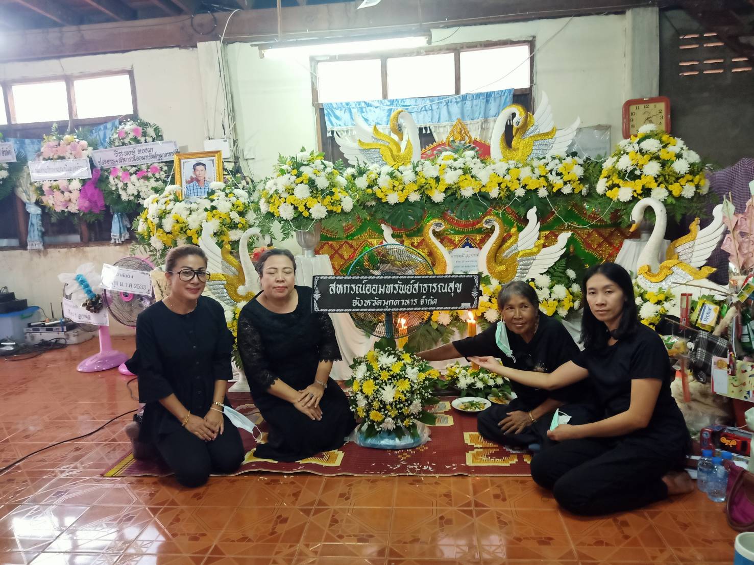 กรรมการหน่วยคำชะอี มอบพวงหรีดไว้อาลัย แด่ งานฌาปนกิจมารดาสมาชิก  จินตนา สุวรรณพันธ์ สังกัด.รพ คำชะอี