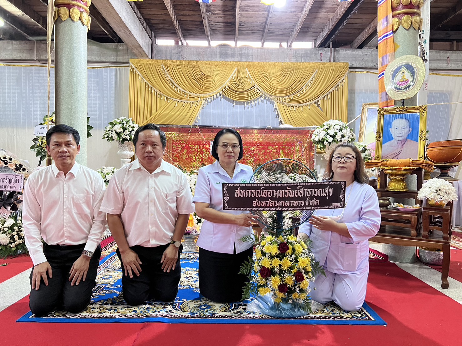วางพวงหรีดงานฌาปนกิจบิดาสมาชิก นางมาลาวรรณ อ่ำสุวรรณ