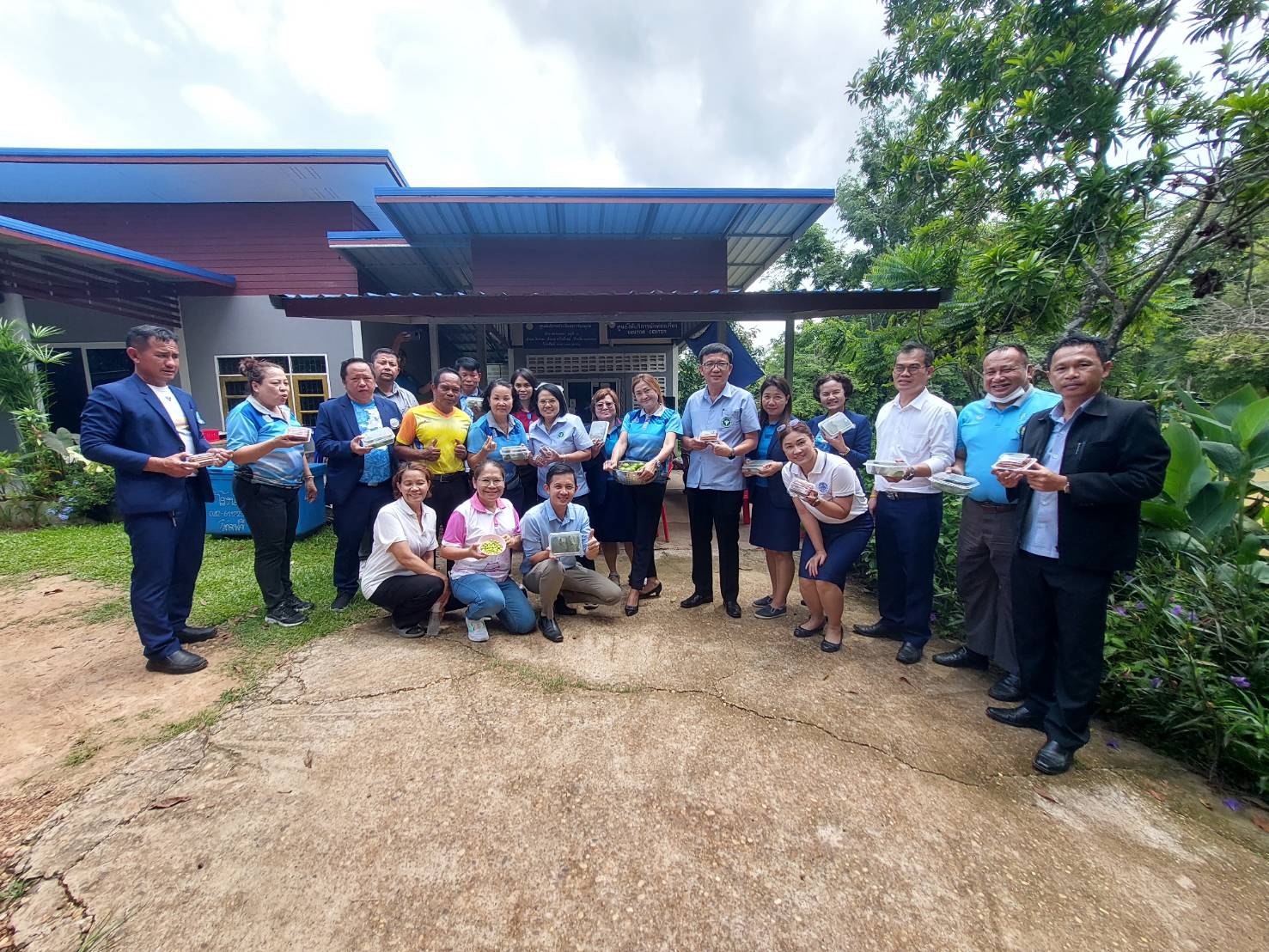 นางพันธ์ฉวี สุขบัติ ประธาน สอ.สธมห พร้อม คณะกรรมการดำเนินการ สอ.สธ.มุกดาหาร ชุดที่ 31 และ เจ้าหน้าที่ สอ.สธมห. สัญจรพบปะสมาชิกต้นแบบ นางอมิตญาดา ศรีนอม