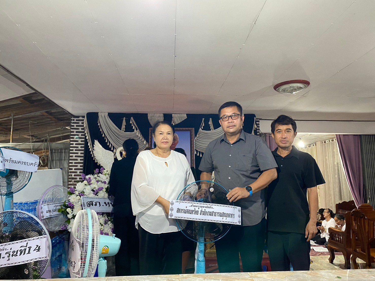 สหกรณ์ออมทรัพย์สาธารณสุขจังหวัดมุกดาหาร  ร่วมวางพวงหรีดเพื่อแสดงความเสียใจ กับ นางปริณดา กิตติธรรมโอภาส  สมาชิกสังกัด โรงพยาบาลคำชะอี ที่สูญเสียมารดาไปในครั้งนี้ 